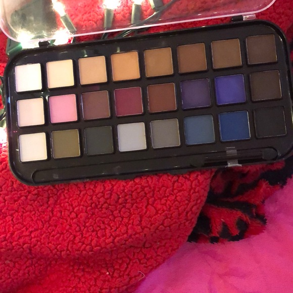 Forever 21 matte eyeshadow palette - Picture 2 of 6